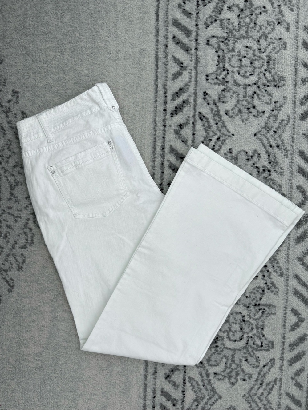 WHBM White Flare Jeans Rhinestone Embellished Rivets Women’s Size 6S